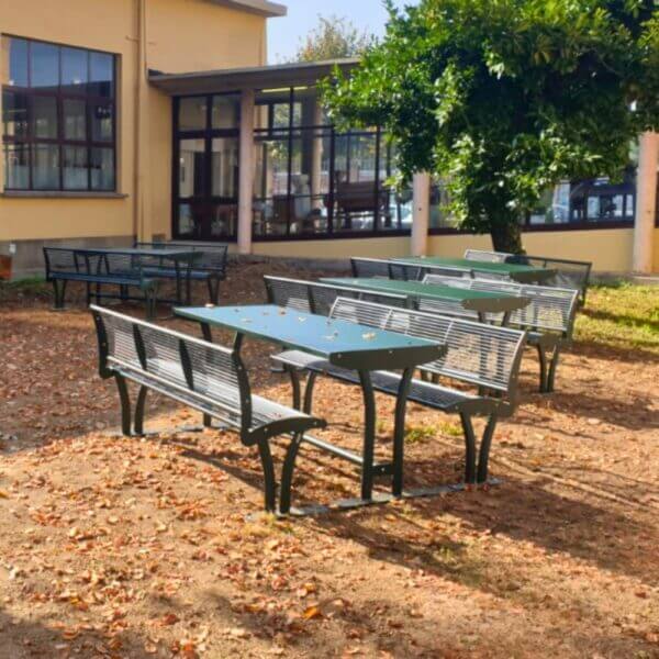 Picknicktafel met rugleuning online aanschaffen Picknicktafel met rugleuning in kleur groen, geplaatst bij een schoolgebouw met veel bladeren op de grond