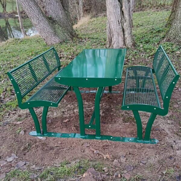 Picknickset voor gemeentes kopen Mosgroene picknickset met rugleuningen in RAL 6005, geplaatst op een open plek tussen de bomen in Wilp.