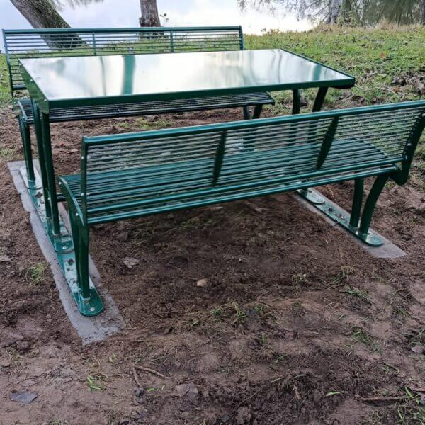 Picknicktafel met rugleuning aanschaffen Groene stalen picknicktafel met rugleuningen, geplaatst in een buitenruimte in Wilp