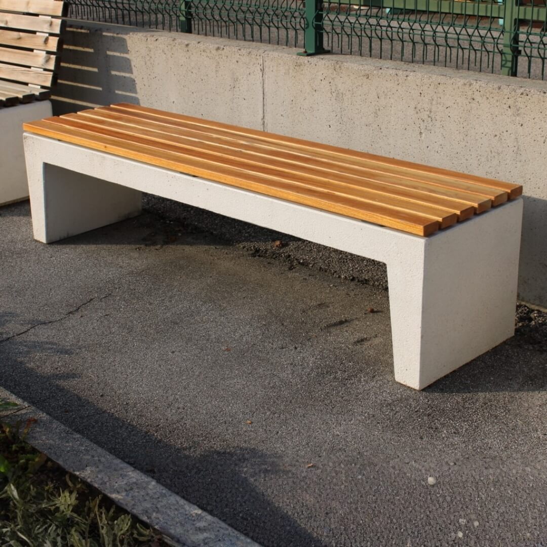 Betonnen buitenbank Versilia Wood met hardhouten latten in een moderne buitenruimte