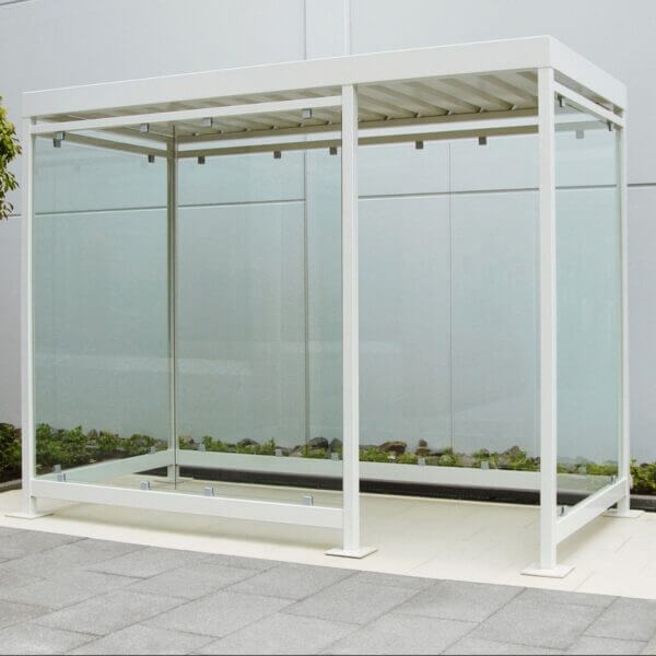 witte rookoverkapping kopen voor instellingen en bedrijven Witte rookoverkapping van staal en glas in een moderne buitenruimte met strakke afwerking